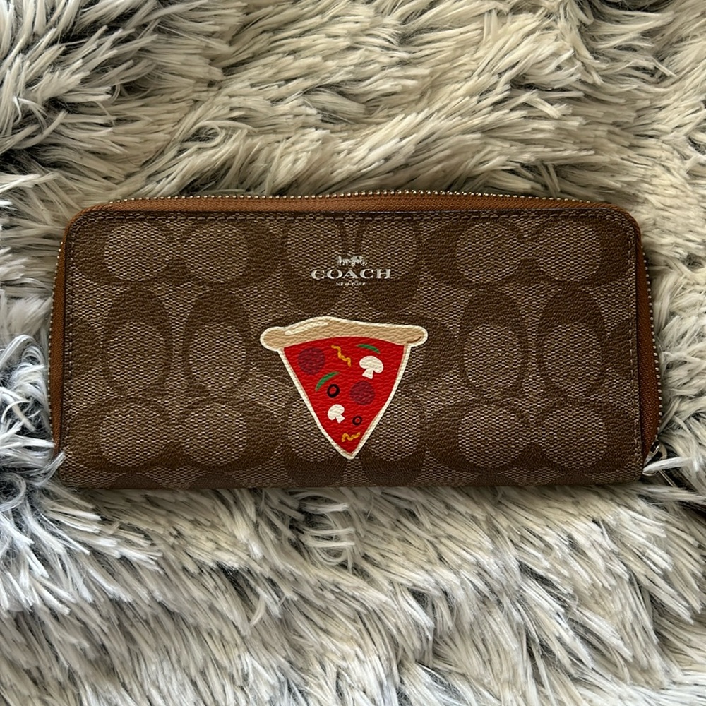 ⚡️FLASH SALE!⚡️COACH • Limited Edition 🍕NY PIZZA • Long Zip Around Wallet